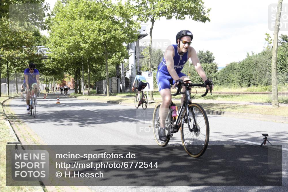 11.08.2024 - GEWOBA Citytriathlon Bremen H.Heesch http://msf.ph/oto/6772544 11.08.2024 13:14:00 Radfahren 221, 296, 364, 371, 387, 388, 411, 423, 432, 438, 439, 461, 472, 475, 482, 502 meine-sportfotos.de