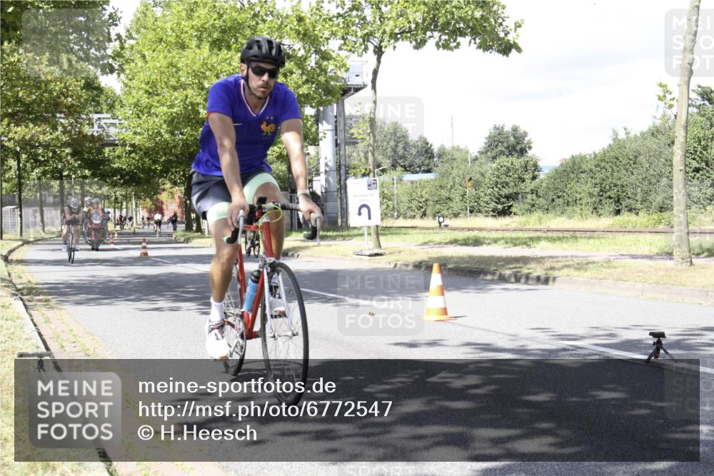 11.08.2024 - GEWOBA Citytriathlon Bremen H.Heesch http://msf.ph/oto/6772547 11.08.2024 13:14:01 Radfahren 221, 296, 364, 371, 387, 388, 411, 423, 432, 438, 439, 461, 472, 475, 482, 502 meine-sportfotos.de