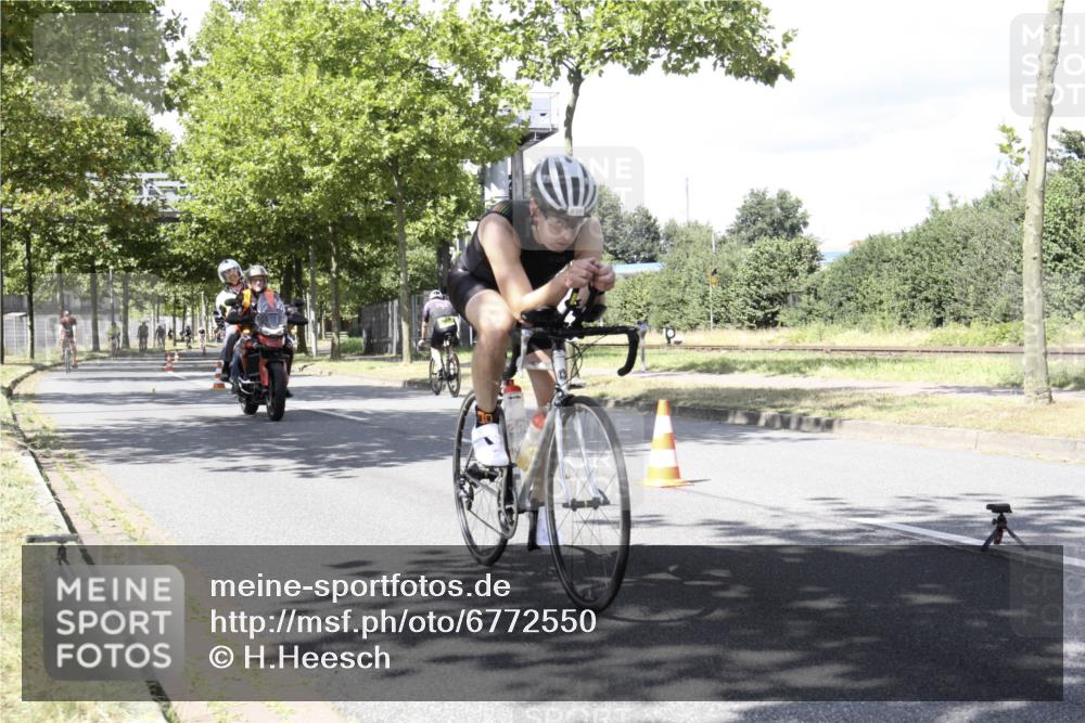11.08.2024 - GEWOBA Citytriathlon Bremen H.Heesch http://msf.ph/oto/6772550 11.08.2024 13:14:02 Radfahren 221, 364, 371, 387, 388, 411, 423, 432, 437, 438, 439, 461, 472, 475, 482, 502 meine-sportfotos.de