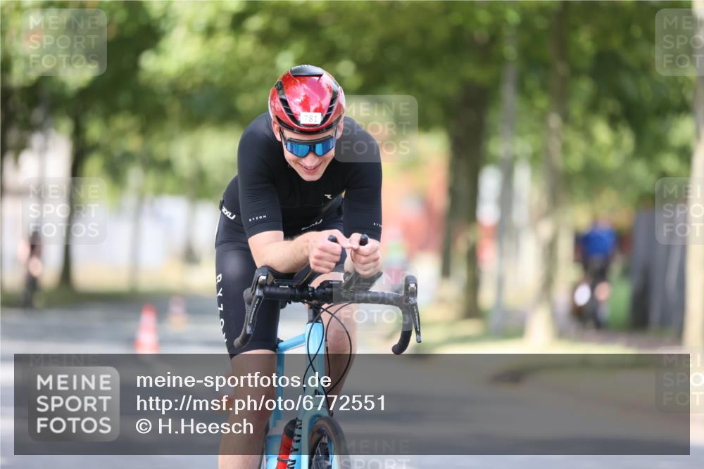 11.08.2024 - GEWOBA Citytriathlon Bremen H.Heesch http://msf.ph/oto/6772551 11.08.2024 11:38:26 Radfahren 781, 791 meine-sportfotos.de