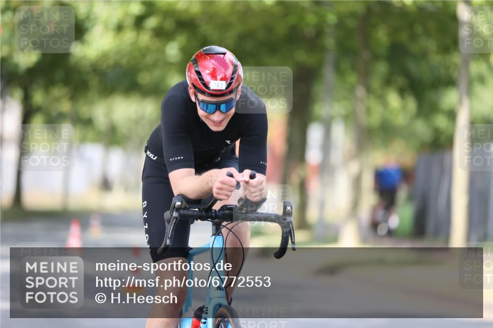 11.08.2024 - GEWOBA Citytriathlon Bremen H.Heesch http://msf.ph/oto/6772553 11.08.2024 11:38:26 Radfahren 781, 791 meine-sportfotos.de