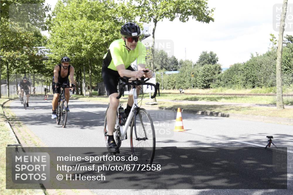 11.08.2024 - GEWOBA Citytriathlon Bremen H.Heesch http://msf.ph/oto/6772558 11.08.2024 13:14:09 Radfahren 295, 299, 364, 387, 388, 398, 411, 423, 432, 437, 438, 439, 475, 482, 505, 531 meine-sportfotos.de