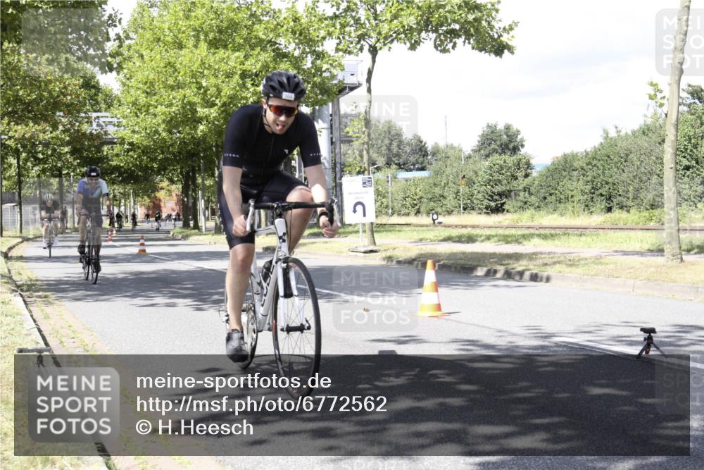 11.08.2024 - GEWOBA Citytriathlon Bremen H.Heesch http://msf.ph/oto/6772562 11.08.2024 13:14:10 Radfahren 295, 299, 364, 387, 388, 398, 411, 423, 432, 437, 439, 475, 482, 505, 531 meine-sportfotos.de