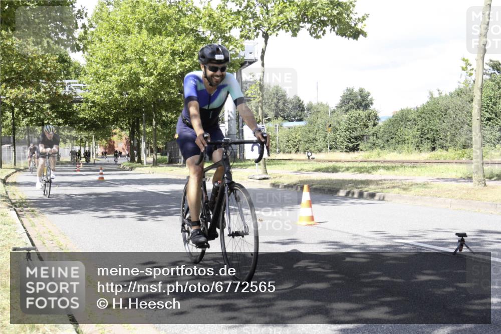 11.08.2024 - GEWOBA Citytriathlon Bremen H.Heesch http://msf.ph/oto/6772565 11.08.2024 13:14:11 Radfahren 295, 299, 329, 364, 387, 388, 398, 411, 423, 432, 437, 439, 475, 482, 505, 531 meine-sportfotos.de
