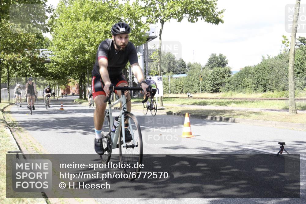 11.08.2024 - GEWOBA Citytriathlon Bremen H.Heesch http://msf.ph/oto/6772570 11.08.2024 13:14:15 Radfahren 295, 299, 329, 364, 387, 388, 393, 398, 423, 432, 437, 439, 449, 482, 505, 531 meine-sportfotos.de