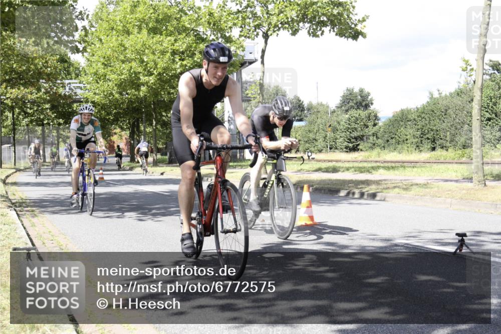 11.08.2024 - GEWOBA Citytriathlon Bremen H.Heesch http://msf.ph/oto/6772575 11.08.2024 13:14:17 Radfahren 295, 299, 329, 364, 382, 387, 388, 393, 398, 423, 432, 437, 449, 482, 505, 531 meine-sportfotos.de