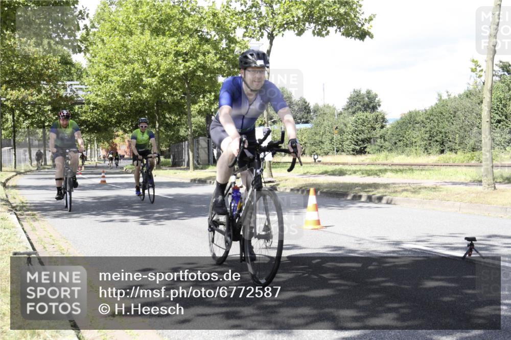 11.08.2024 - GEWOBA Citytriathlon Bremen H.Heesch http://msf.ph/oto/6772587 11.08.2024 13:14:20 Radfahren 295, 299, 329, 364, 382, 387, 388, 389, 393, 398, 423, 432, 437, 442, 449, 482, 505, 531 meine-sportfotos.de