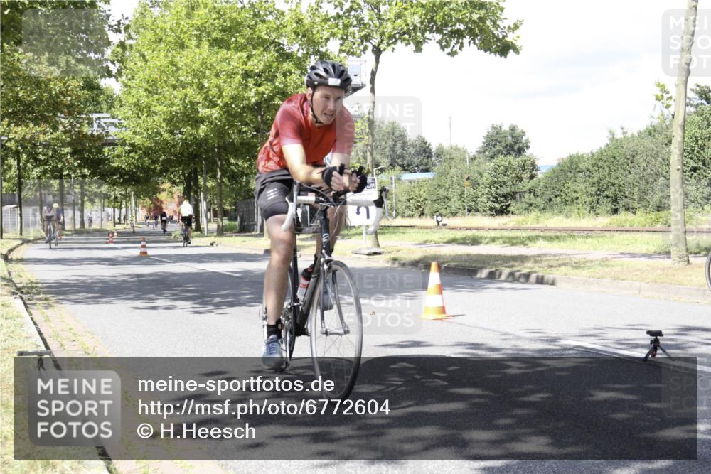 11.08.2024 - GEWOBA Citytriathlon Bremen H.Heesch http://msf.ph/oto/6772604 11.08.2024 13:14:28 Radfahren 289, 295, 299, 329, 345, 382, 389, 393, 398, 442, 449, 505, 531 meine-sportfotos.de