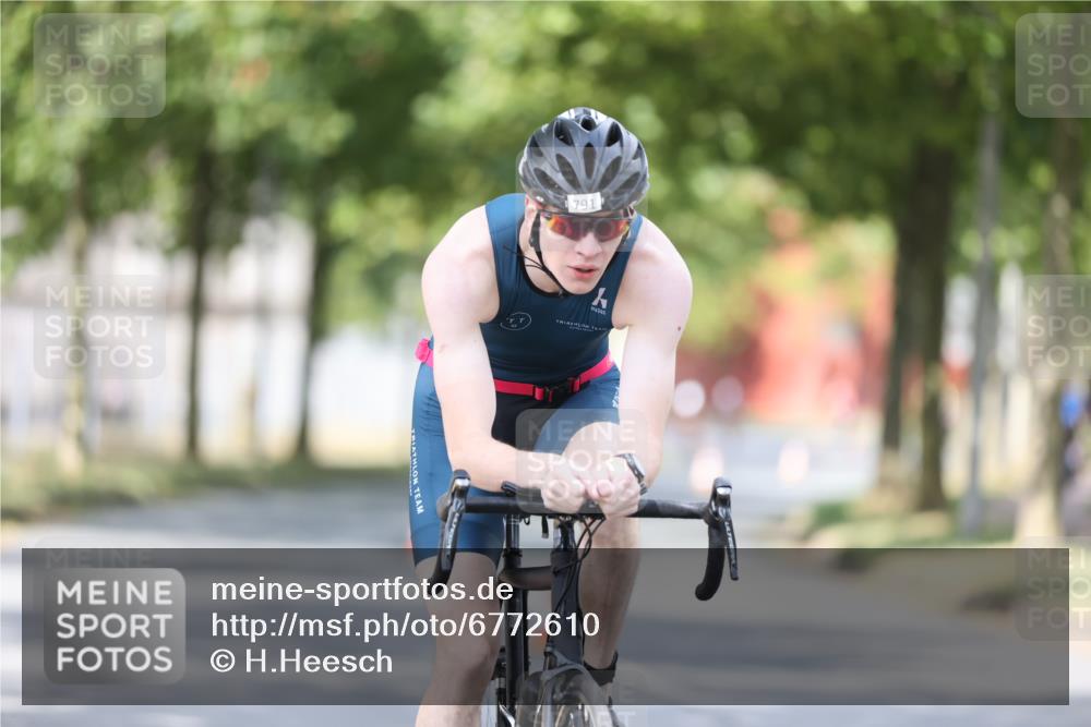 11.08.2024 - GEWOBA Citytriathlon Bremen H.Heesch http://msf.ph/oto/6772610 11.08.2024 11:38:32 Radfahren 769, 781, 791, 824, 1038 meine-sportfotos.de