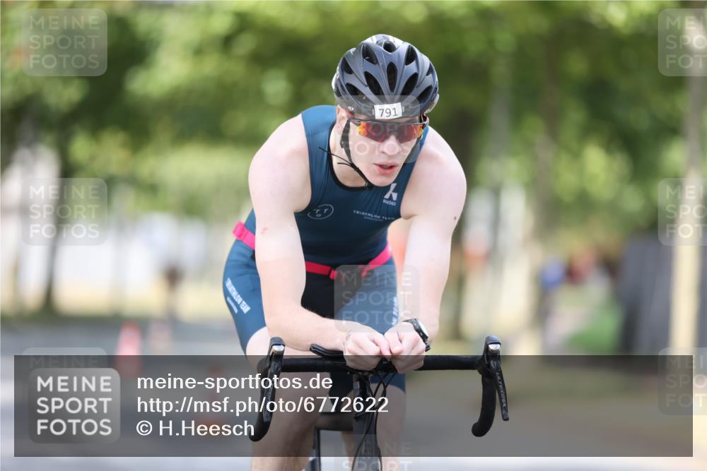 11.08.2024 - GEWOBA Citytriathlon Bremen H.Heesch http://msf.ph/oto/6772622 11.08.2024 11:38:32 Radfahren 769, 781, 791, 824, 1038 meine-sportfotos.de