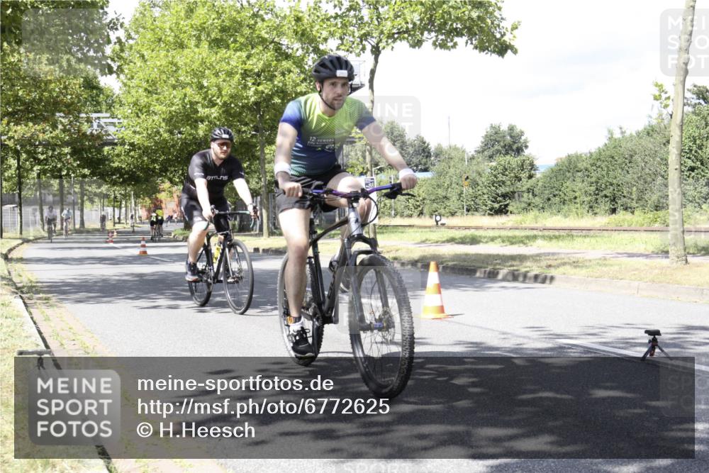 11.08.2024 - GEWOBA Citytriathlon Bremen H.Heesch http://msf.ph/oto/6772625 11.08.2024 13:14:45 Radfahren 289, 292, 345, 400, 410, 436, 442, 470, 516 meine-sportfotos.de