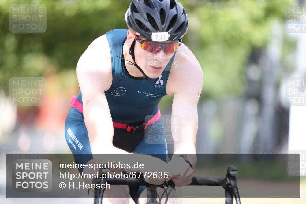 11.08.2024 - GEWOBA Citytriathlon Bremen H.Heesch http://msf.ph/oto/6772635 11.08.2024 11:38:32 Radfahren 769, 781, 791, 824, 1038 meine-sportfotos.de