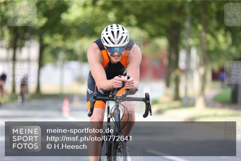 11.08.2024 - GEWOBA Citytriathlon Bremen H.Heesch http://msf.ph/oto/6772641 11.08.2024 11:38:39 Radfahren 769, 781, 791, 824, 1038 meine-sportfotos.de