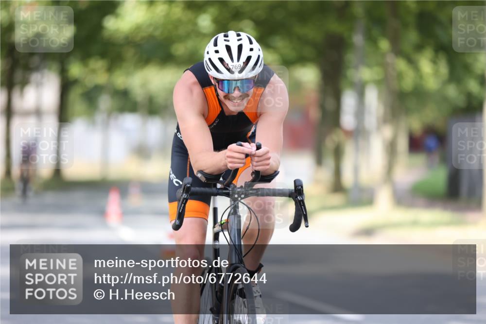 11.08.2024 - GEWOBA Citytriathlon Bremen H.Heesch http://msf.ph/oto/6772644 11.08.2024 11:38:39 Radfahren 769, 781, 791, 824, 1038 meine-sportfotos.de