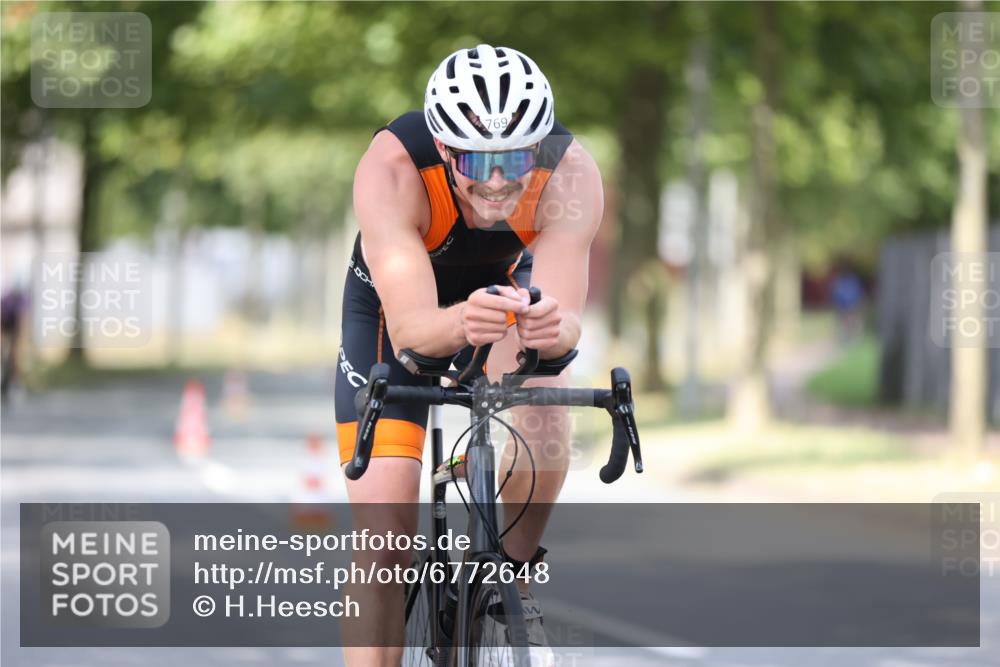 11.08.2024 - GEWOBA Citytriathlon Bremen H.Heesch http://msf.ph/oto/6772648 11.08.2024 11:38:40 Radfahren 769, 791, 824, 1038 meine-sportfotos.de