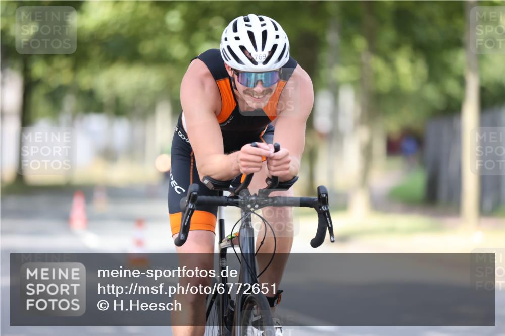 11.08.2024 - GEWOBA Citytriathlon Bremen H.Heesch http://msf.ph/oto/6772651 11.08.2024 11:38:40 Radfahren 769, 791, 824, 1038 meine-sportfotos.de