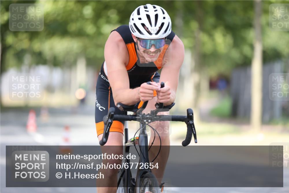 11.08.2024 - GEWOBA Citytriathlon Bremen H.Heesch http://msf.ph/oto/6772654 11.08.2024 11:38:40 Radfahren 769, 791, 824, 1038 meine-sportfotos.de