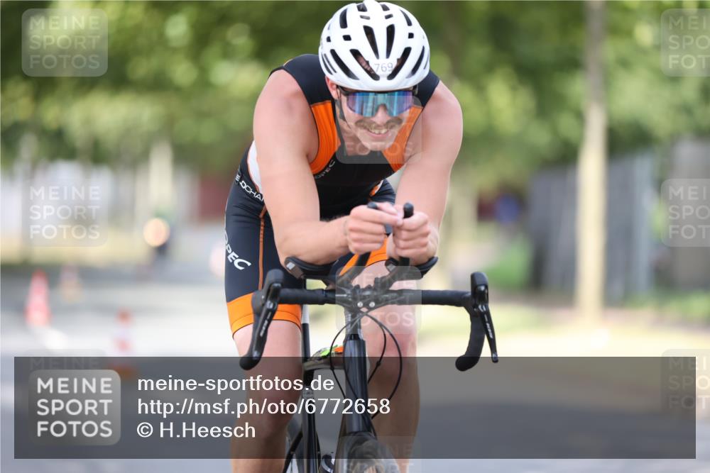 11.08.2024 - GEWOBA Citytriathlon Bremen H.Heesch http://msf.ph/oto/6772658 11.08.2024 11:38:40 Radfahren 769, 791, 824, 1038 meine-sportfotos.de