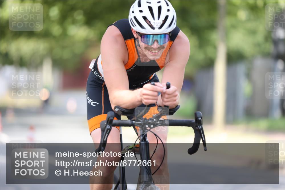 11.08.2024 - GEWOBA Citytriathlon Bremen H.Heesch http://msf.ph/oto/6772661 11.08.2024 11:38:40 Radfahren 769, 791, 824, 1038 meine-sportfotos.de