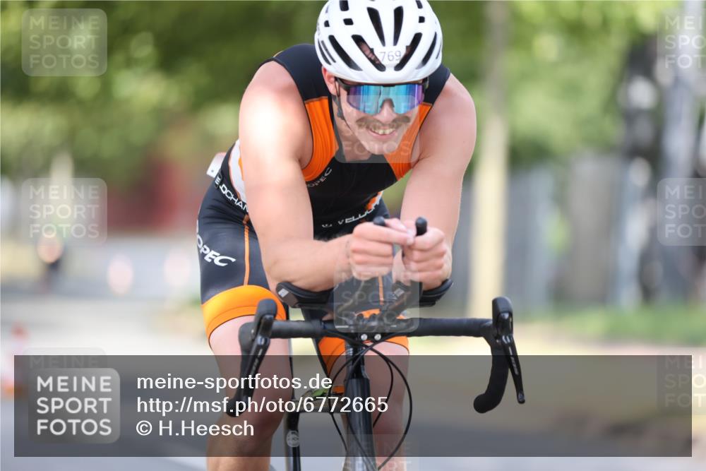 11.08.2024 - GEWOBA Citytriathlon Bremen H.Heesch http://msf.ph/oto/6772665 11.08.2024 11:38:40 Radfahren 769, 791, 824, 1038 meine-sportfotos.de