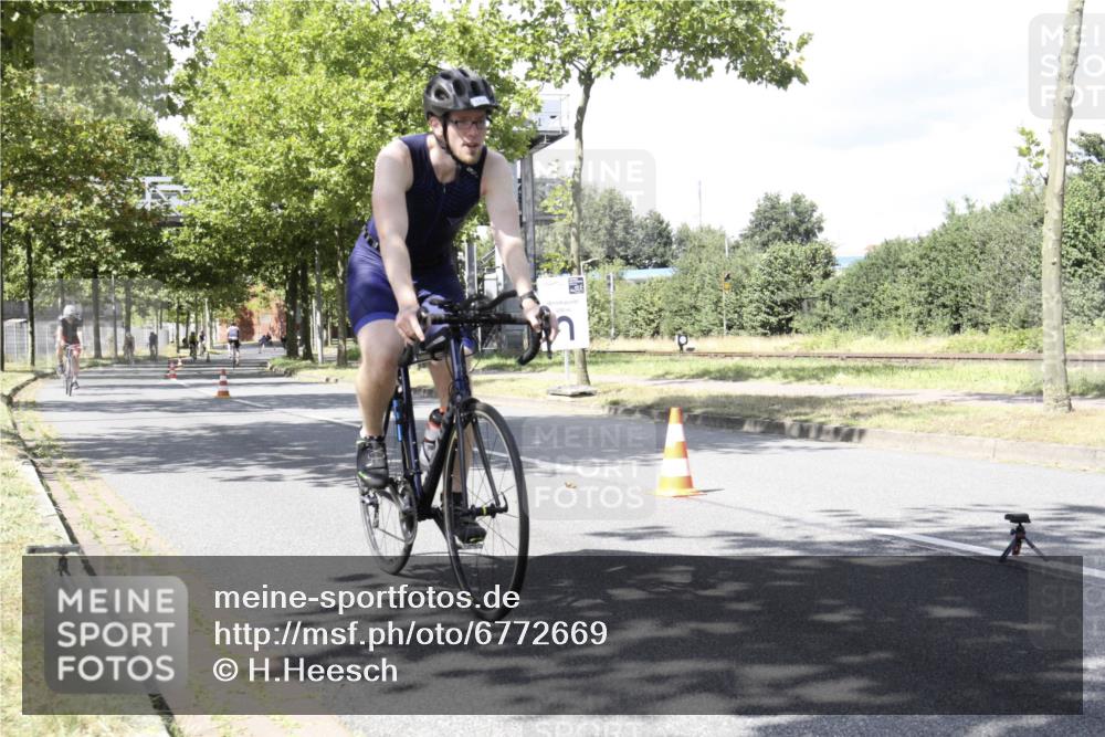 11.08.2024 - GEWOBA Citytriathlon Bremen H.Heesch http://msf.ph/oto/6772669 11.08.2024 13:15:25 Radfahren xxx, 359, 384, 433, 464, 473, 477, 496, 498, 558, 610, 636 meine-sportfotos.de