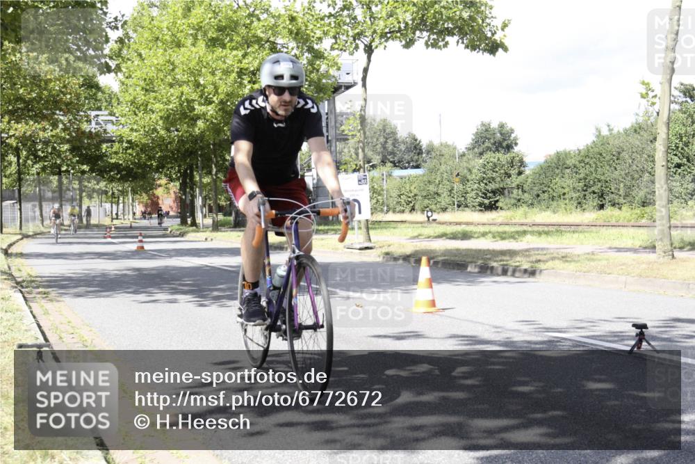 11.08.2024 - GEWOBA Citytriathlon Bremen H.Heesch http://msf.ph/oto/6772672 11.08.2024 13:15:28 Radfahren xxx, 359, 384, 433, 464, 473, 477, 496, 498, 558, 610, 636 meine-sportfotos.de