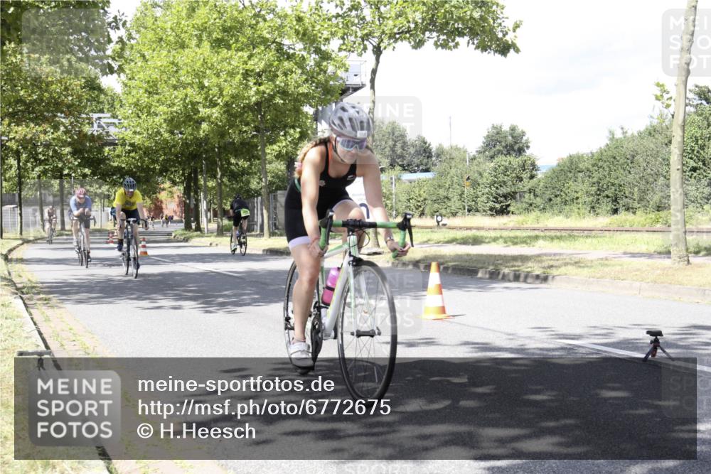 11.08.2024 - GEWOBA Citytriathlon Bremen H.Heesch http://msf.ph/oto/6772675 11.08.2024 13:15:31 Radfahren xxx, 359, 384, 433, 464, 473, 496, 498, 558, 610, xxx, 636, 665 meine-sportfotos.de