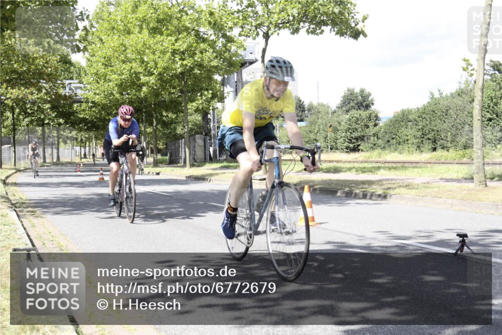 11.08.2024 - GEWOBA Citytriathlon Bremen H.Heesch http://msf.ph/oto/6772679 11.08.2024 13:15:32 Radfahren 359, 384, 433, 464, 473, 496, 498, 512, 558, 610, xxx, 636, 665 meine-sportfotos.de