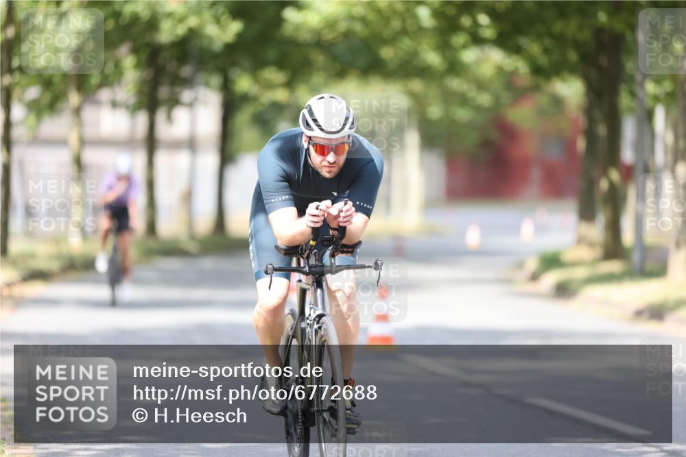 11.08.2024 - GEWOBA Citytriathlon Bremen H.Heesch http://msf.ph/oto/6772688 11.08.2024 11:38:42 Radfahren 769, 791, 824, 1038 meine-sportfotos.de