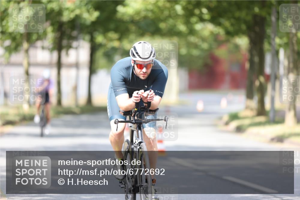 11.08.2024 - GEWOBA Citytriathlon Bremen H.Heesch http://msf.ph/oto/6772692 11.08.2024 11:38:42 Radfahren 769, 791, 824, 1038 meine-sportfotos.de
