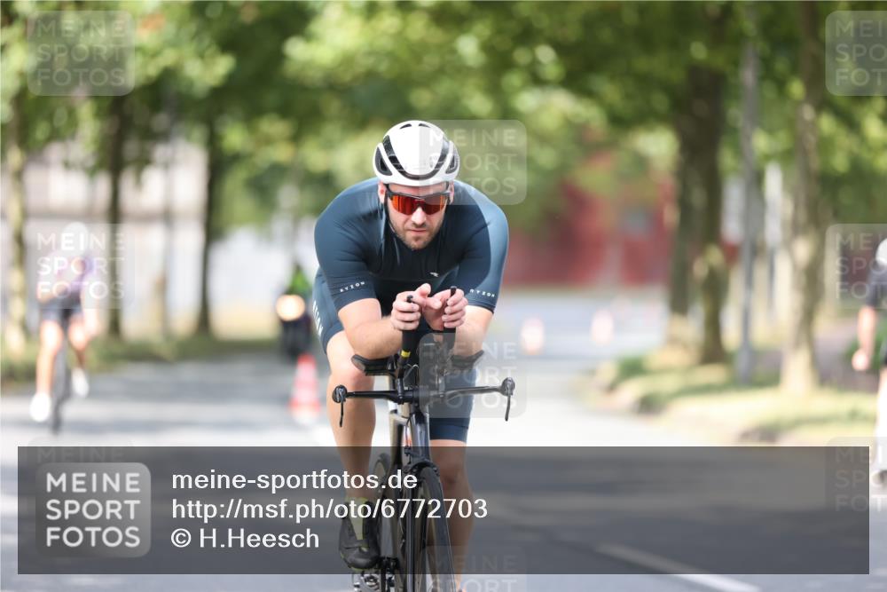 11.08.2024 - GEWOBA Citytriathlon Bremen H.Heesch http://msf.ph/oto/6772703 11.08.2024 11:38:42 Radfahren 769, 791, 824, 1038 meine-sportfotos.de