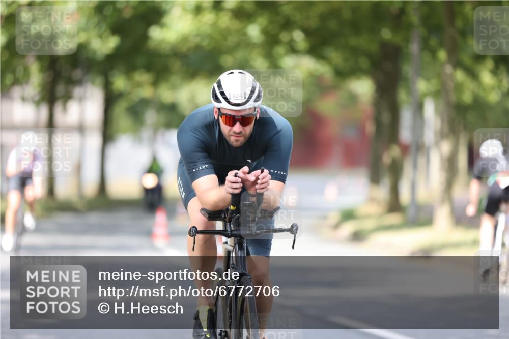 11.08.2024 - GEWOBA Citytriathlon Bremen H.Heesch http://msf.ph/oto/6772706 11.08.2024 11:38:42 Radfahren 769, 791, 824, 1038 meine-sportfotos.de