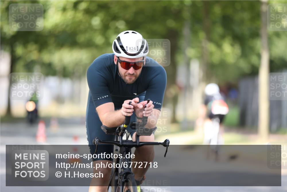 11.08.2024 - GEWOBA Citytriathlon Bremen H.Heesch http://msf.ph/oto/6772718 11.08.2024 11:38:42 Radfahren 769, 791, 824, 1038 meine-sportfotos.de
