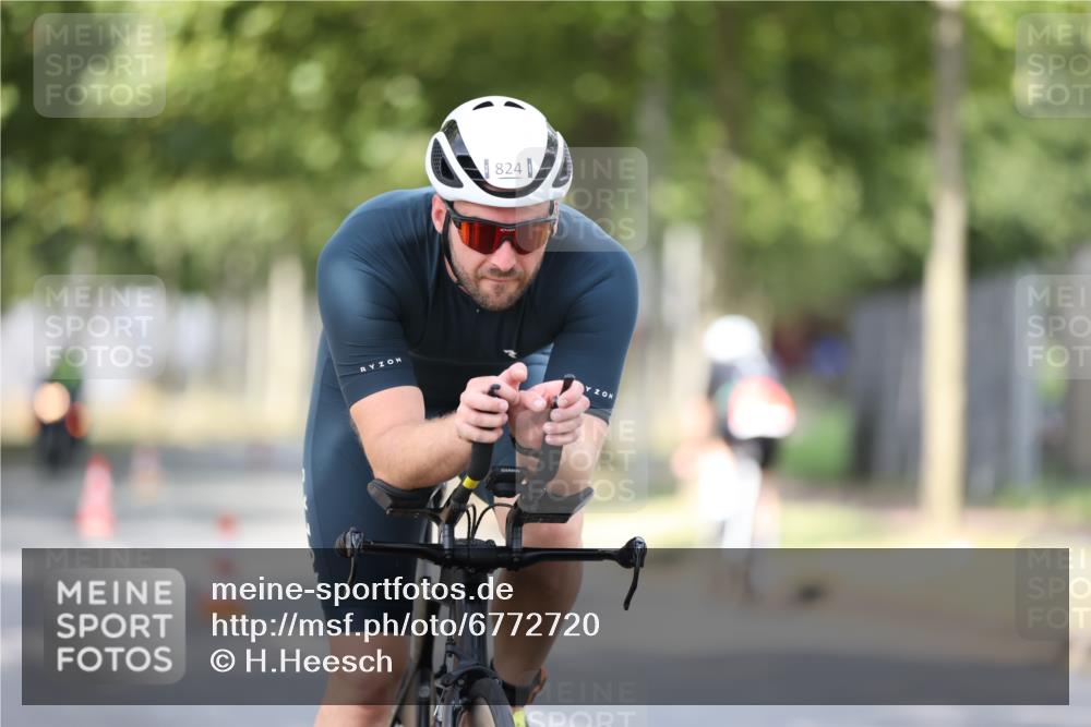 11.08.2024 - GEWOBA Citytriathlon Bremen H.Heesch http://msf.ph/oto/6772720 11.08.2024 11:38:42 Radfahren 769, 791, 824, 1038 meine-sportfotos.de