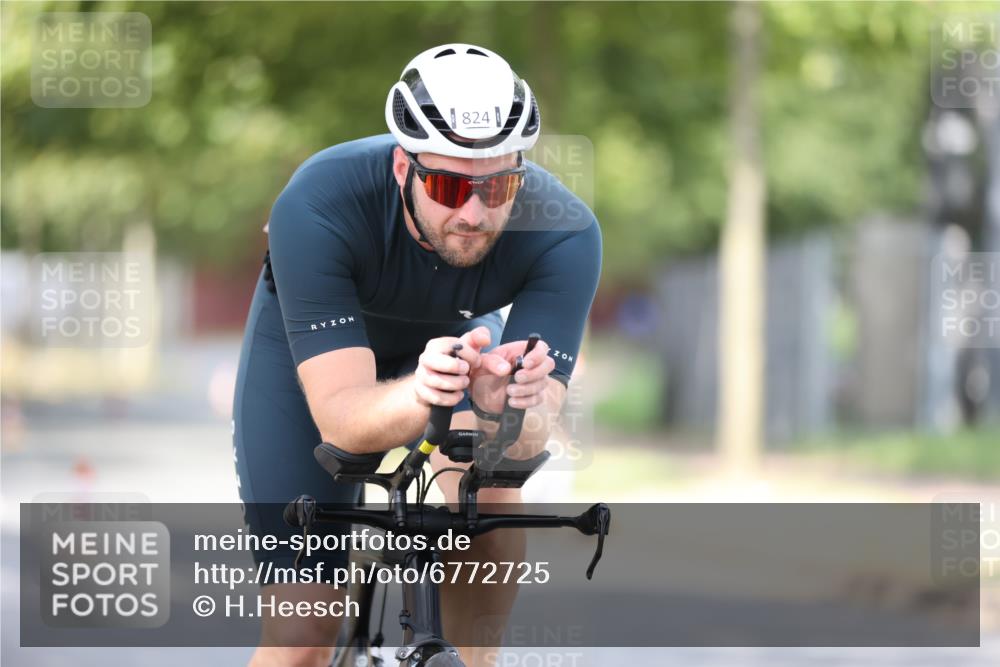 11.08.2024 - GEWOBA Citytriathlon Bremen H.Heesch http://msf.ph/oto/6772725 11.08.2024 11:38:42 Radfahren 769, 791, 824, 1038 meine-sportfotos.de
