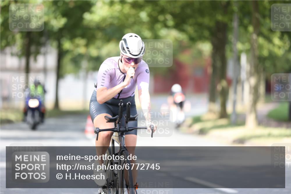 11.08.2024 - GEWOBA Citytriathlon Bremen H.Heesch http://msf.ph/oto/6772745 11.08.2024 11:38:44 Radfahren 769, 791, 824, 1038 meine-sportfotos.de