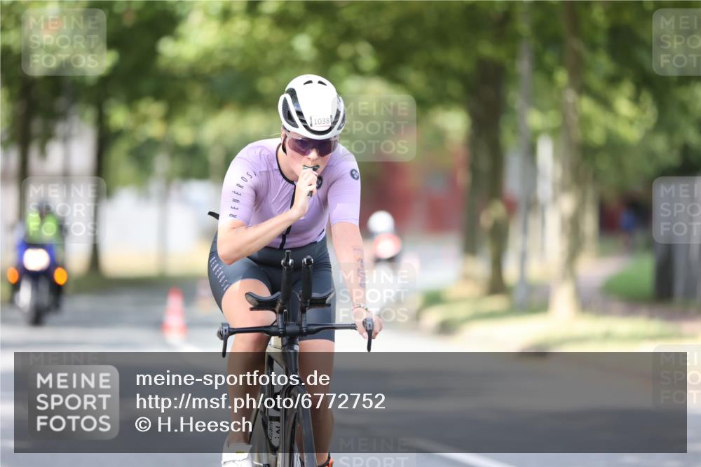 11.08.2024 - GEWOBA Citytriathlon Bremen H.Heesch http://msf.ph/oto/6772752 11.08.2024 11:38:44 Radfahren 769, 791, 824, 1038 meine-sportfotos.de
