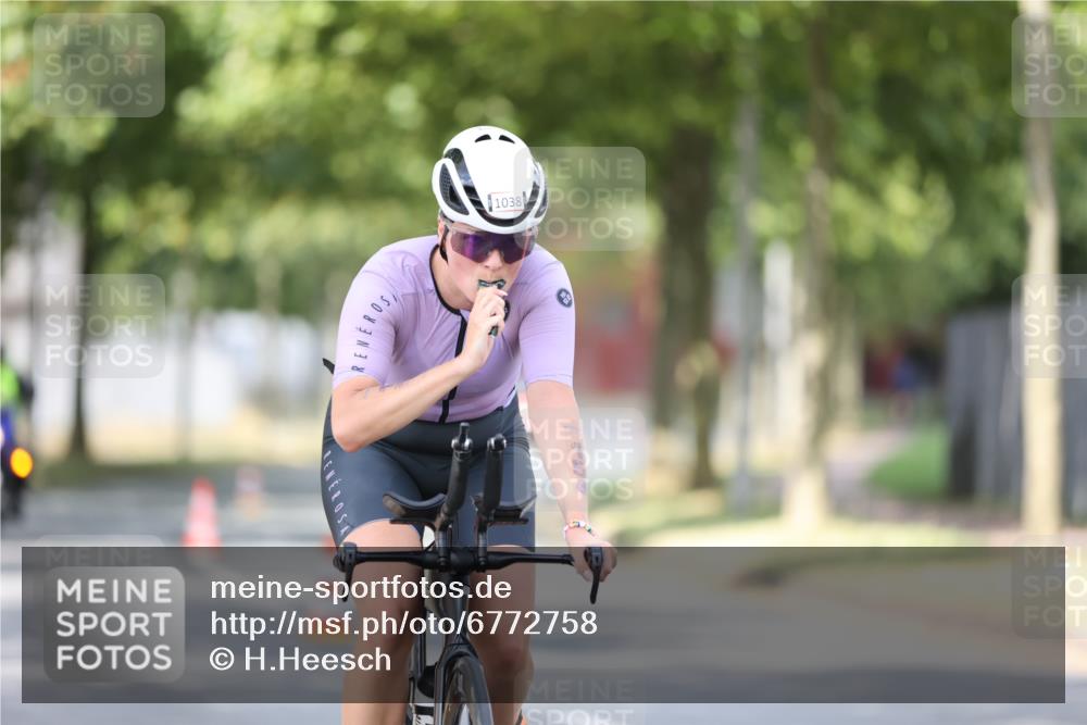 11.08.2024 - GEWOBA Citytriathlon Bremen H.Heesch http://msf.ph/oto/6772758 11.08.2024 11:38:44 Radfahren 769, 791, 824, 1038 meine-sportfotos.de