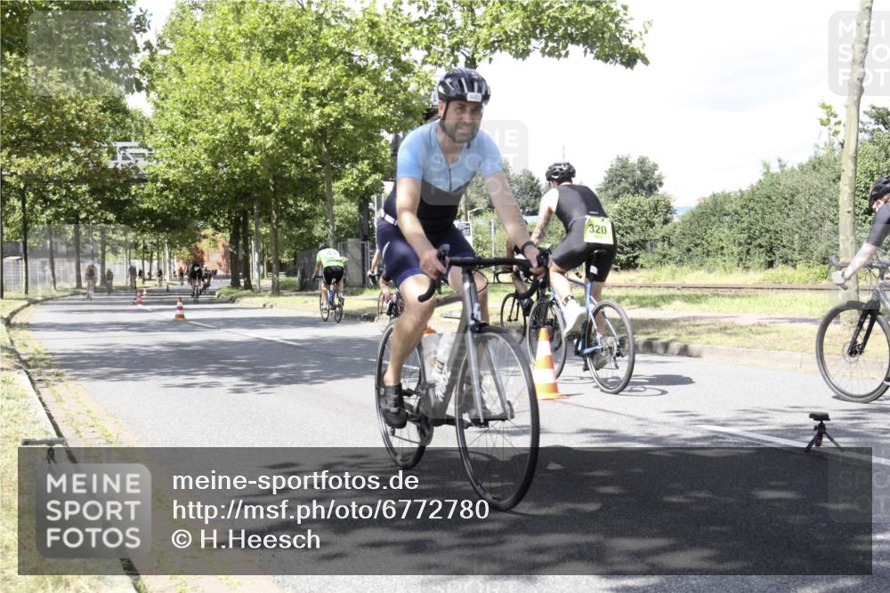 11.08.2024 - GEWOBA Citytriathlon Bremen H.Heesch http://msf.ph/oto/6772780 11.08.2024 13:17:06 Radfahren 366, 431, 440, 450, 486, 521, 547, 598, 630, 677, 693, 710, 724 meine-sportfotos.de