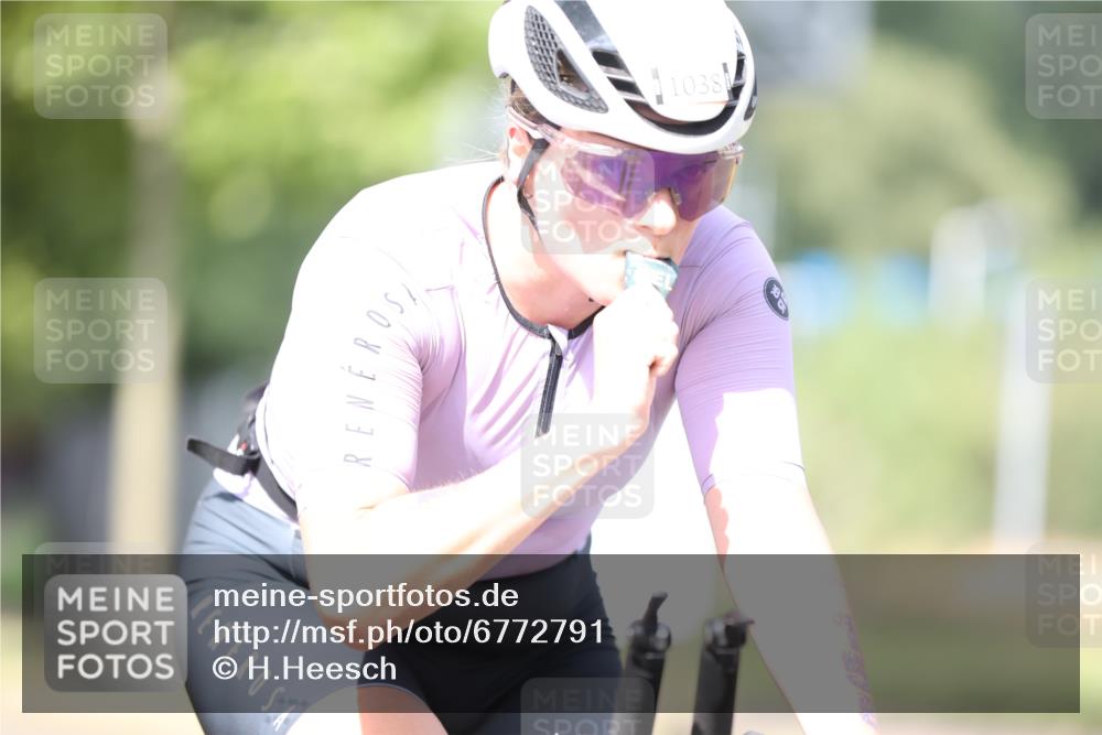 11.08.2024 - GEWOBA Citytriathlon Bremen H.Heesch http://msf.ph/oto/6772791 11.08.2024 11:38:45 Radfahren 769, 824, 1038 meine-sportfotos.de