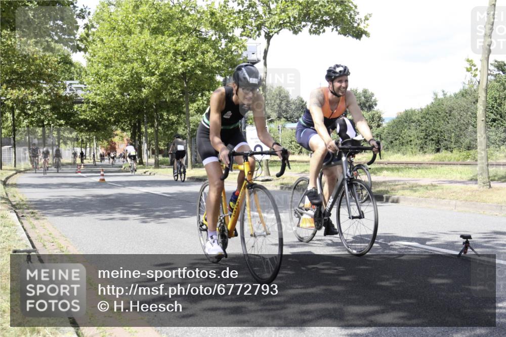 11.08.2024 - GEWOBA Citytriathlon Bremen H.Heesch http://msf.ph/oto/6772793 11.08.2024 13:17:16 Radfahren 412, 424, 440, 450, 463, 483, 488, 594, 598, 611, 630, 677, 693, 710, 724 meine-sportfotos.de