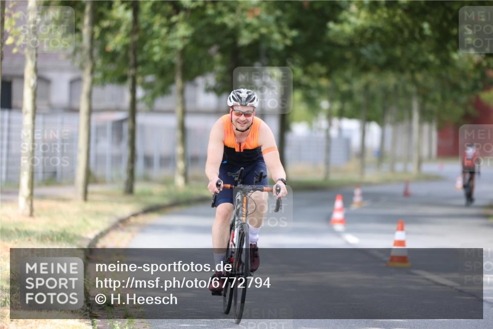 11.08.2024 - GEWOBA Citytriathlon Bremen H.Heesch http://msf.ph/oto/6772794 11.08.2024 11:39:03 Radfahren 821 meine-sportfotos.de