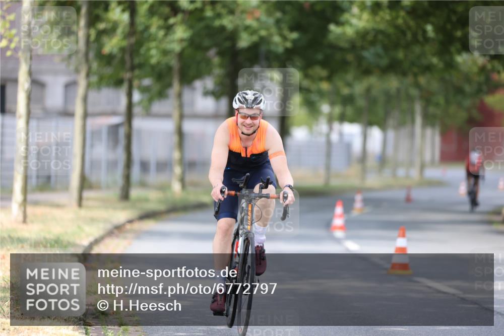 11.08.2024 - GEWOBA Citytriathlon Bremen H.Heesch http://msf.ph/oto/6772797 11.08.2024 11:39:03 Radfahren 821 meine-sportfotos.de