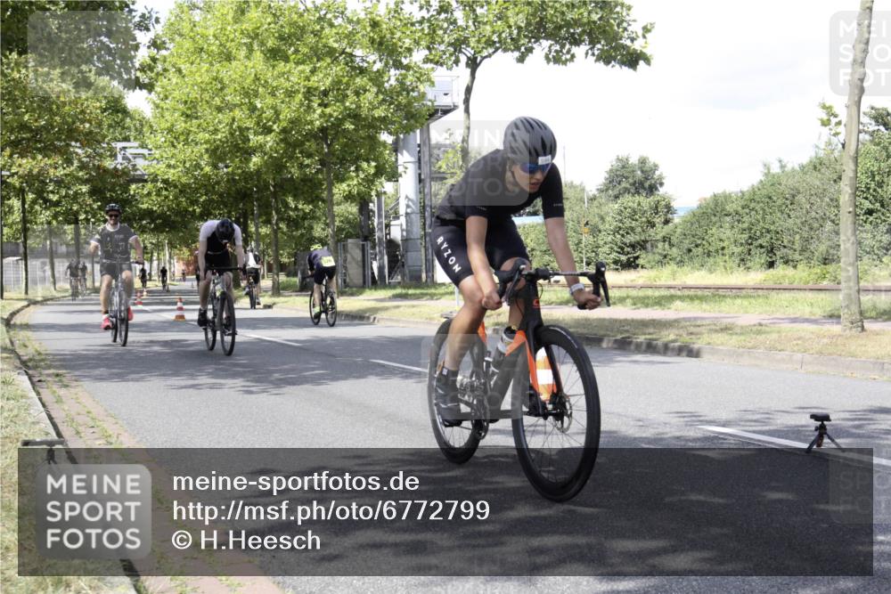 11.08.2024 - GEWOBA Citytriathlon Bremen H.Heesch http://msf.ph/oto/6772799 11.08.2024 13:17:19 Radfahren 412, 424, 440, 450, 463, 483, 488, 594, 598, 611, 630, 677, 710, 724 meine-sportfotos.de