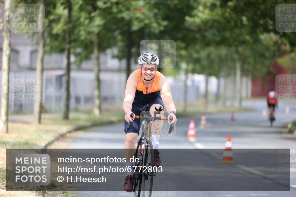 11.08.2024 - GEWOBA Citytriathlon Bremen H.Heesch http://msf.ph/oto/6772803 11.08.2024 11:39:03 Radfahren 821 meine-sportfotos.de