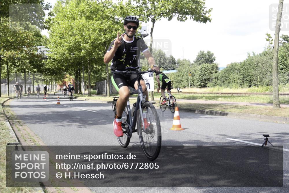 11.08.2024 - GEWOBA Citytriathlon Bremen H.Heesch http://msf.ph/oto/6772805 11.08.2024 13:17:21 Radfahren 412, 424, 450, 463, 483, 488, 594, 598, 611, 630, 677, 710, 724 meine-sportfotos.de