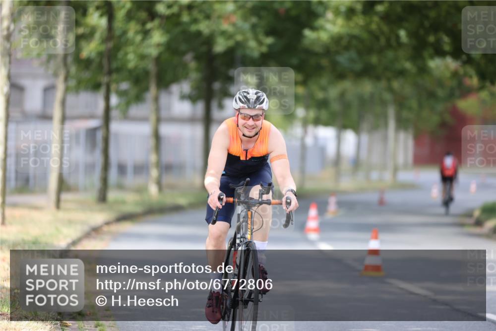 11.08.2024 - GEWOBA Citytriathlon Bremen H.Heesch http://msf.ph/oto/6772806 11.08.2024 11:39:03 Radfahren 821 meine-sportfotos.de