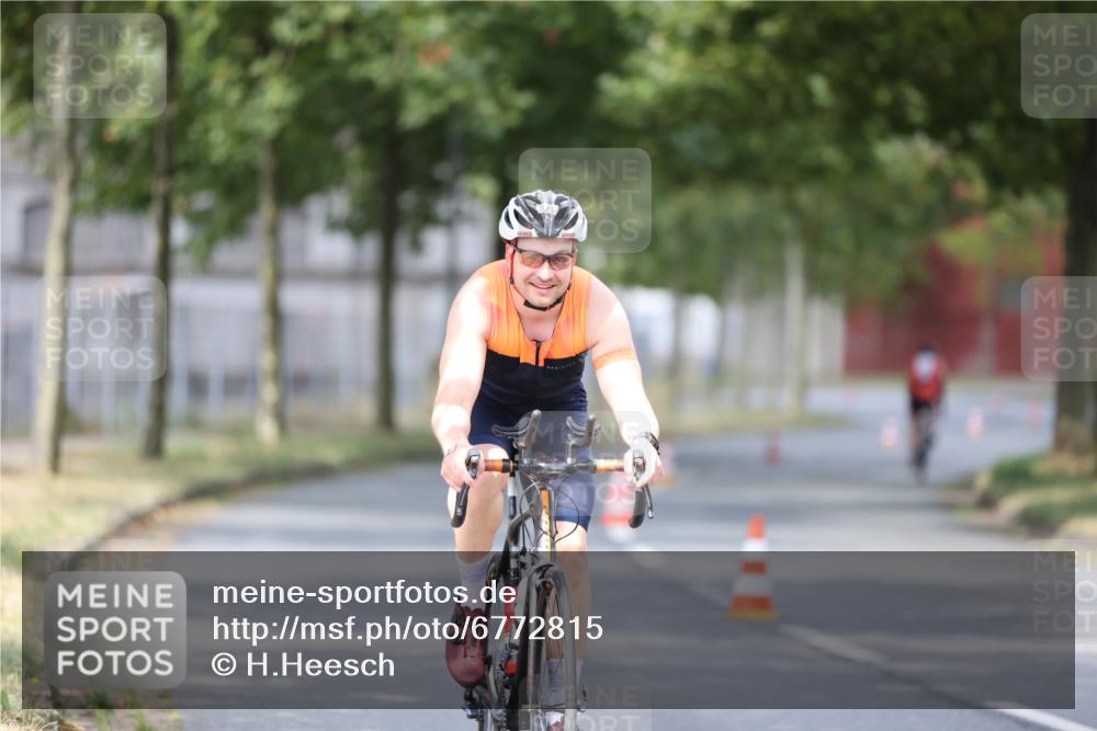 11.08.2024 - GEWOBA Citytriathlon Bremen H.Heesch http://msf.ph/oto/6772815 11.08.2024 11:39:03 Radfahren 821 meine-sportfotos.de