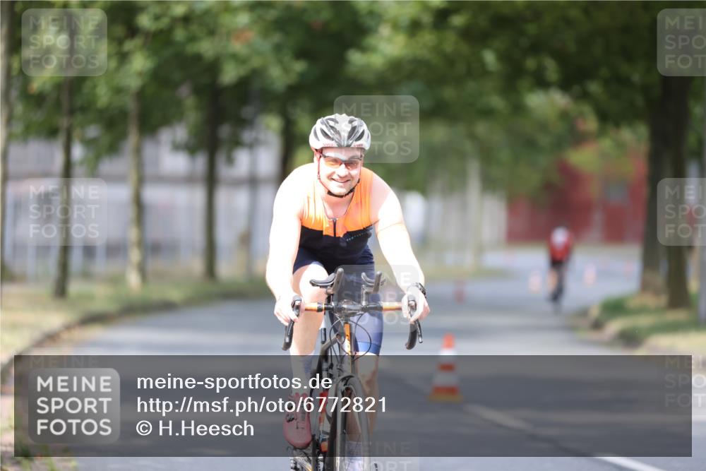 11.08.2024 - GEWOBA Citytriathlon Bremen H.Heesch http://msf.ph/oto/6772821 11.08.2024 11:39:03 Radfahren 821 meine-sportfotos.de