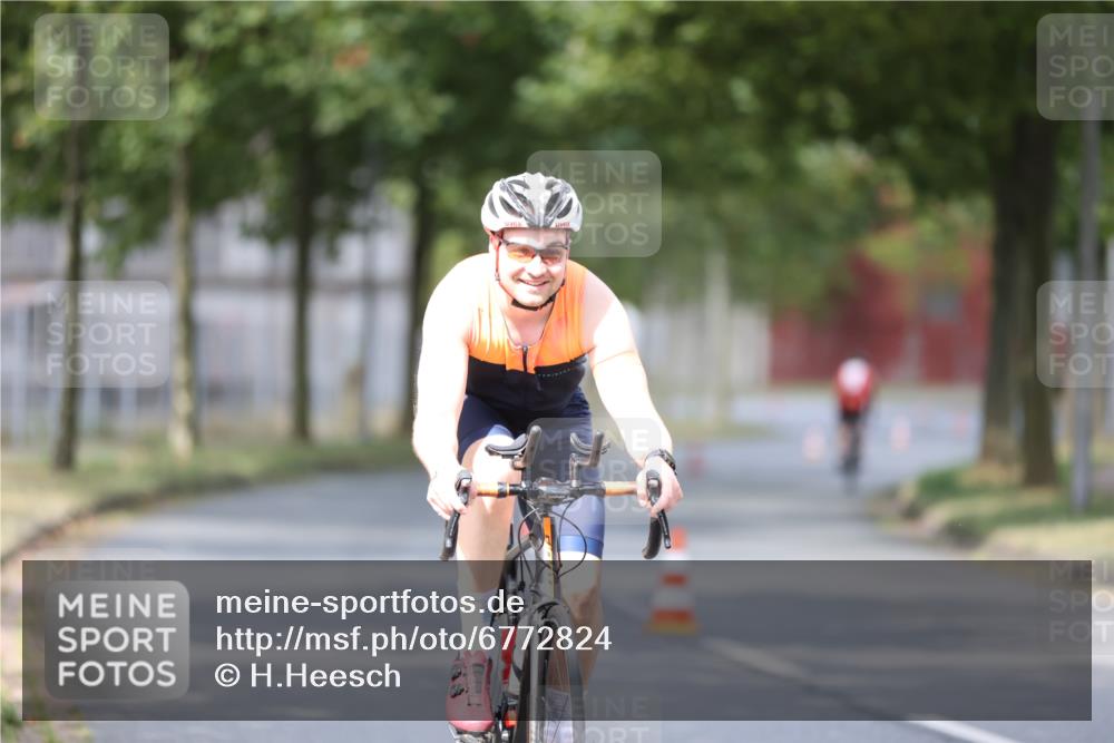 11.08.2024 - GEWOBA Citytriathlon Bremen H.Heesch http://msf.ph/oto/6772824 11.08.2024 11:39:03 Radfahren 821 meine-sportfotos.de